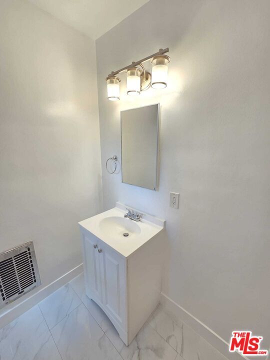 Building Photo - 5329 Vantage Ave