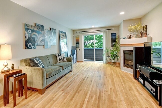 Building Photo - Immaculate Townhome with Private Patio!