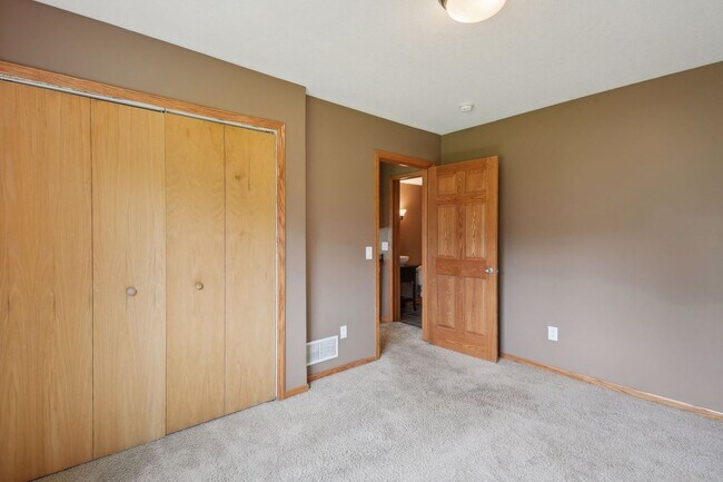Building Photo - Gorgeous Single Family Home - June 1st Mov...