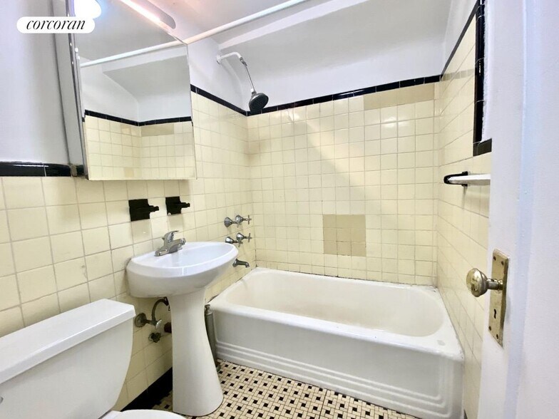 Building Photo - 62 W 70th St