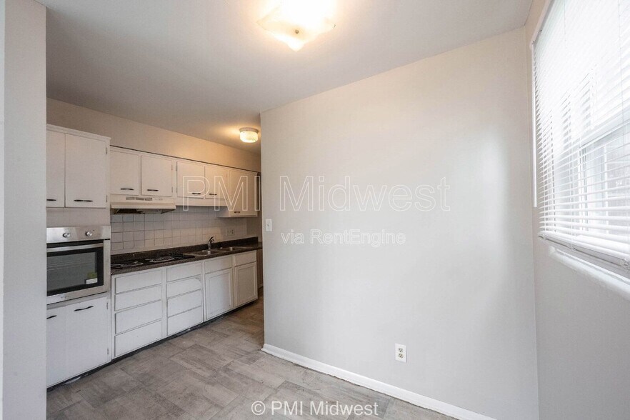 Building Photo - 5820 Grandview Dr