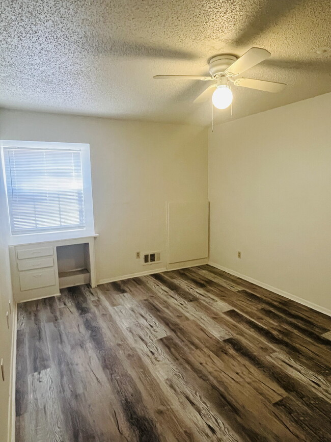 Building Photo - 2 Bedroom Townhome