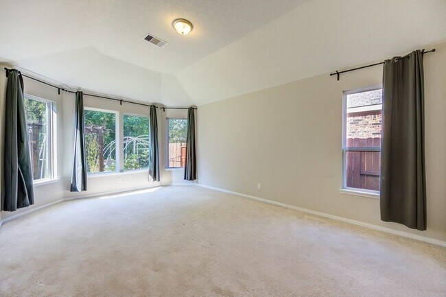 Building Photo - 5918 Rivergrove Bend Dr