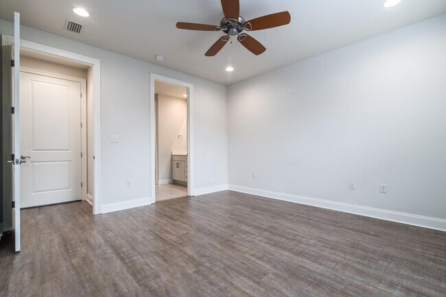 Building Photo - 718 Woods Dr