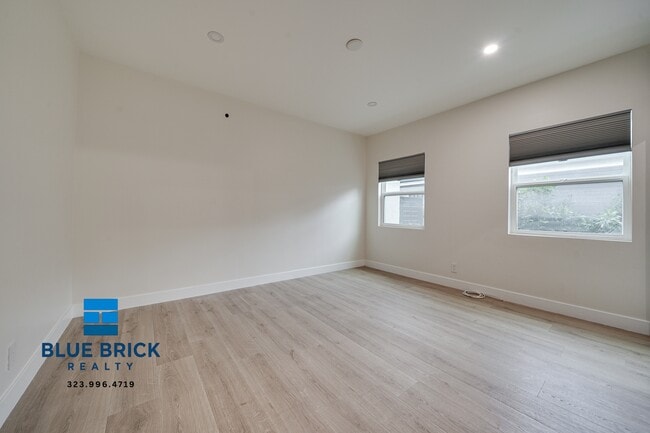 Building Photo - 5620 1/2 Radford Ave -