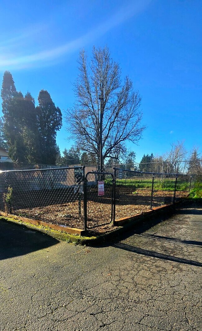 Building Photo - NOW $2,499 (Was $2,599) + $500 OFF First Month if You Move in by April 1!