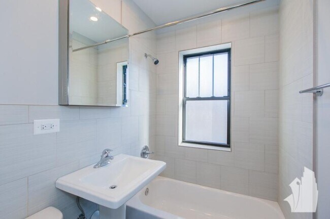 Building Photo - 1 bedroom in Chicago IL 60640