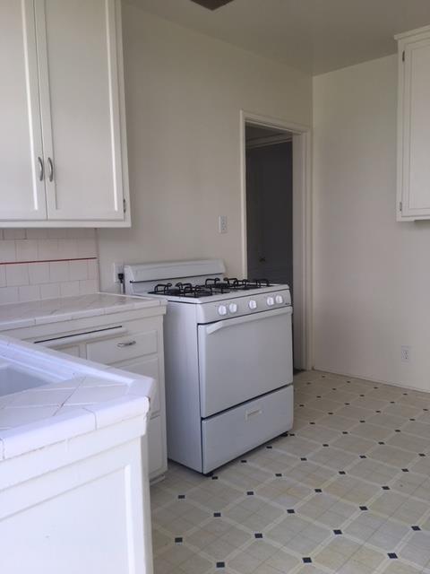 Building Photo - 609 Kelton Ave