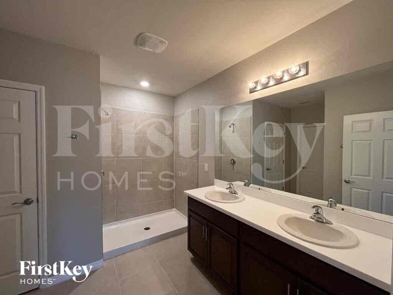 Building Photo - 2820 NW 21st Ave