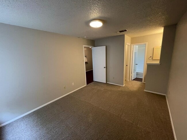 Building Photo - 513 Sierra Cove