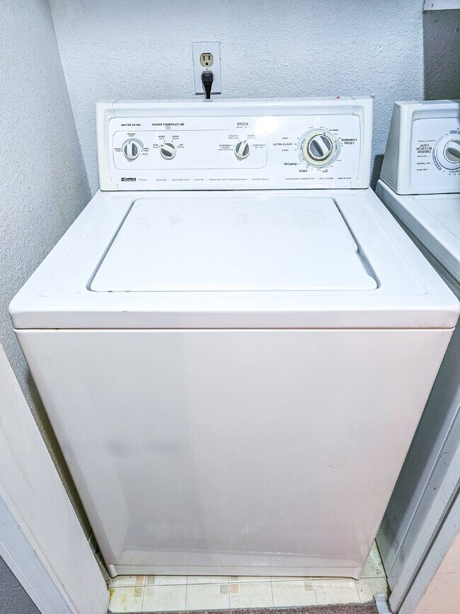 Building Photo - Coming Soon! Cozy top floor 2 Bed, 2 Bath ...