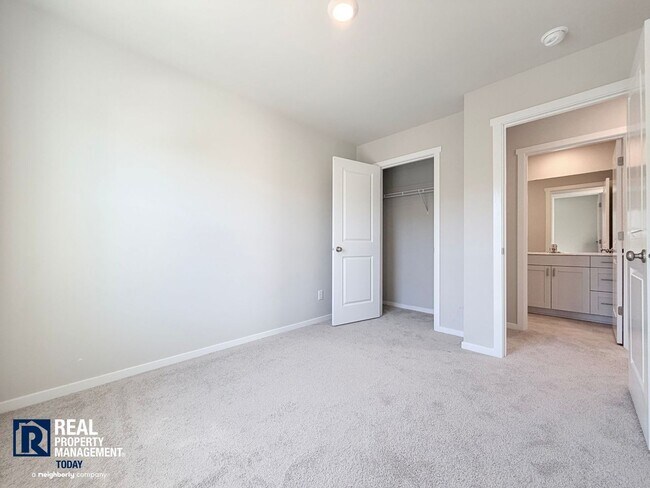 Building Photo - Brand-New 3BR Town Home Near JBLM | Bonus Loft, 2-Car Garage & Modern Finishes
