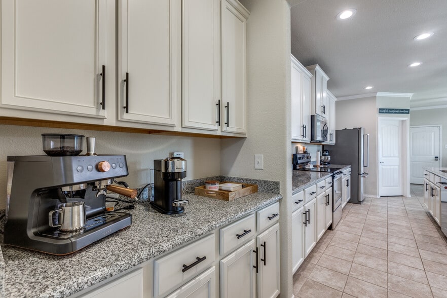 Building Photo - 1000 Marietta Ln