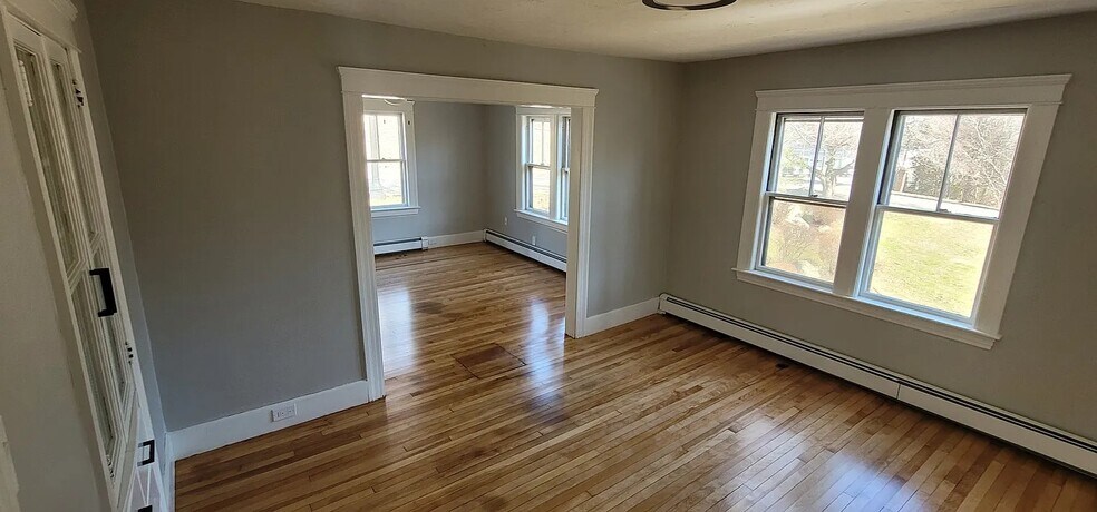 Building Photo - 981 Main St