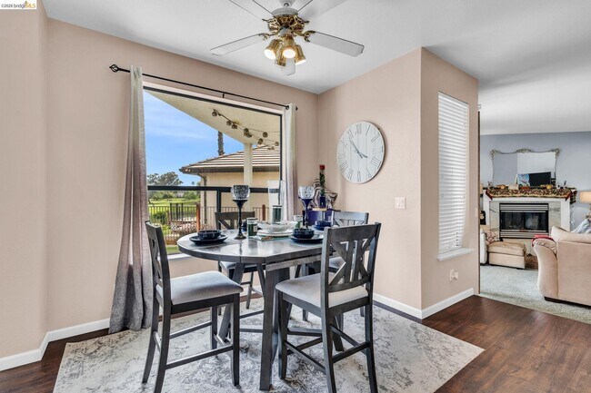 Building Photo - 5640 Edgeview Dr