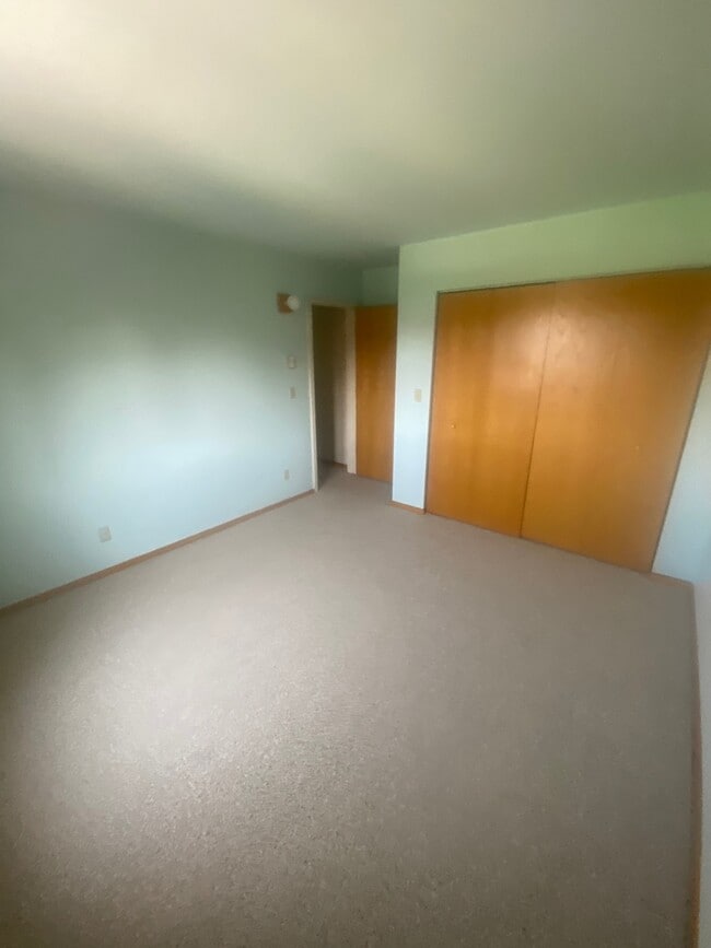 Bedroom 2b - 102 Hoffman Dr