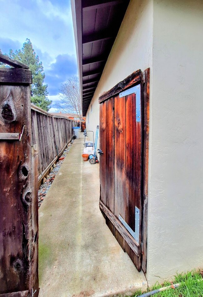 Building Photo - Charming 2bd Duplex With Private Yard & Garage