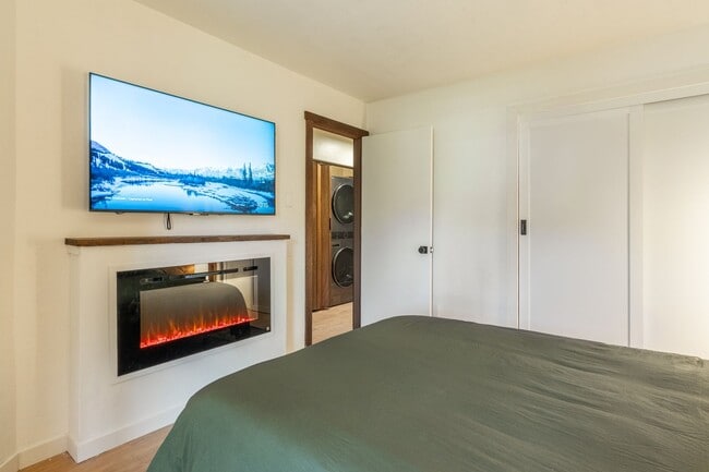 Building Photo - Spacious Snowcreek III Condo – Winter Rental