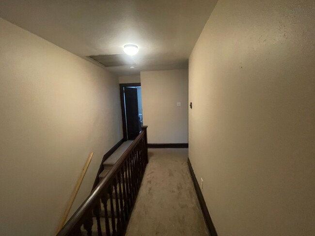 Building Photo - Available NOW!! 4 BEDROOM 2 FULL BATH SING...