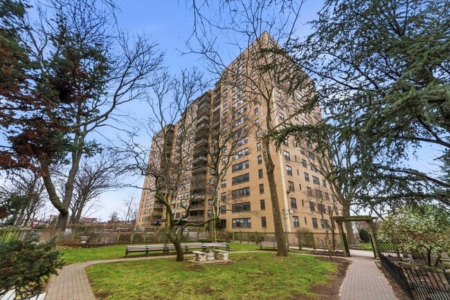 Building Photo - 201 St Pauls Ave