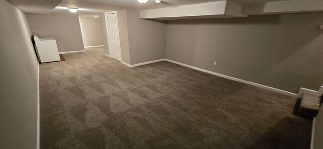 Building Photo - Huge 3-level 6 Bedroom - 2,500 sq/ft!