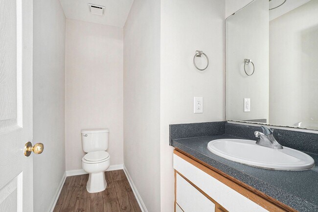 Building Photo - Conveniently Located 3BR/2.5BA Townhome in...