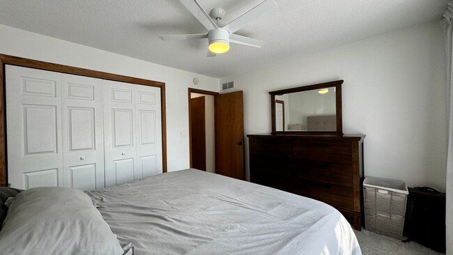 Building Photo - $1,800 | 3 Bedroom, 2 Bathroom Town Home |...