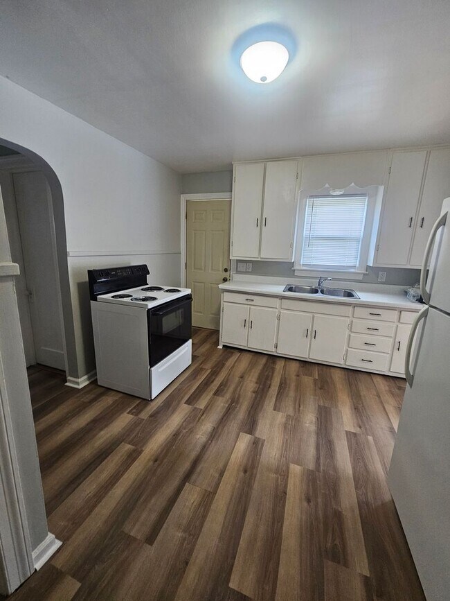 Building Photo - 2710 E 10th St