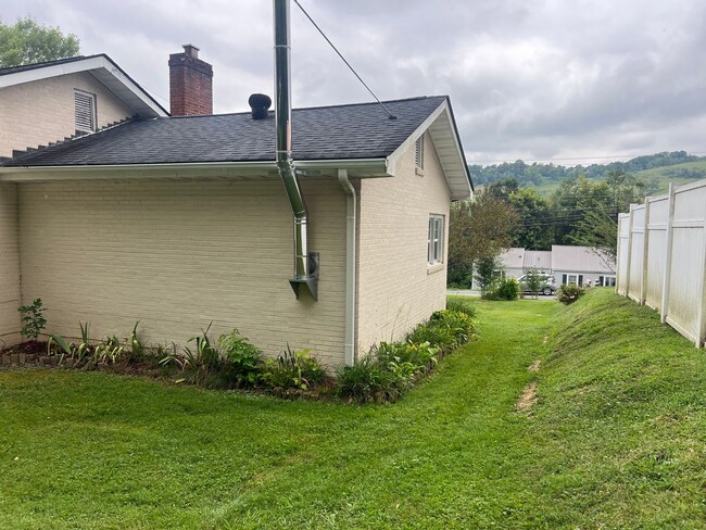 Building Photo - One Level Home! 3or 4 bedroom 1 bath with extra-large den, garage and extra storage on almost an ...