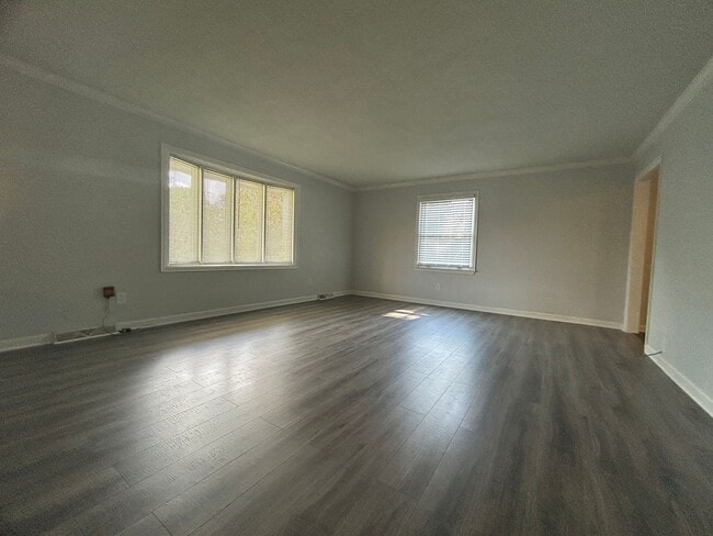Building Photo - Large 4 bedroom 3 bathroom house in the he...
