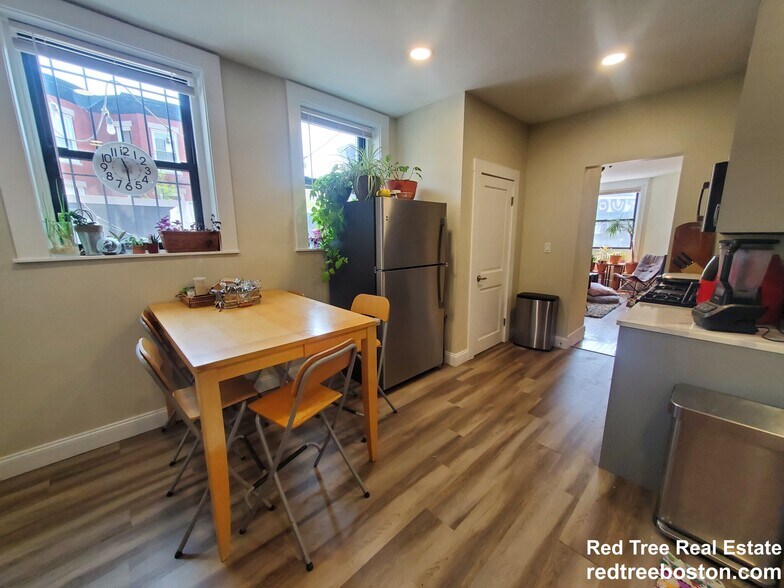 Building Photo - 1914 Beacon St