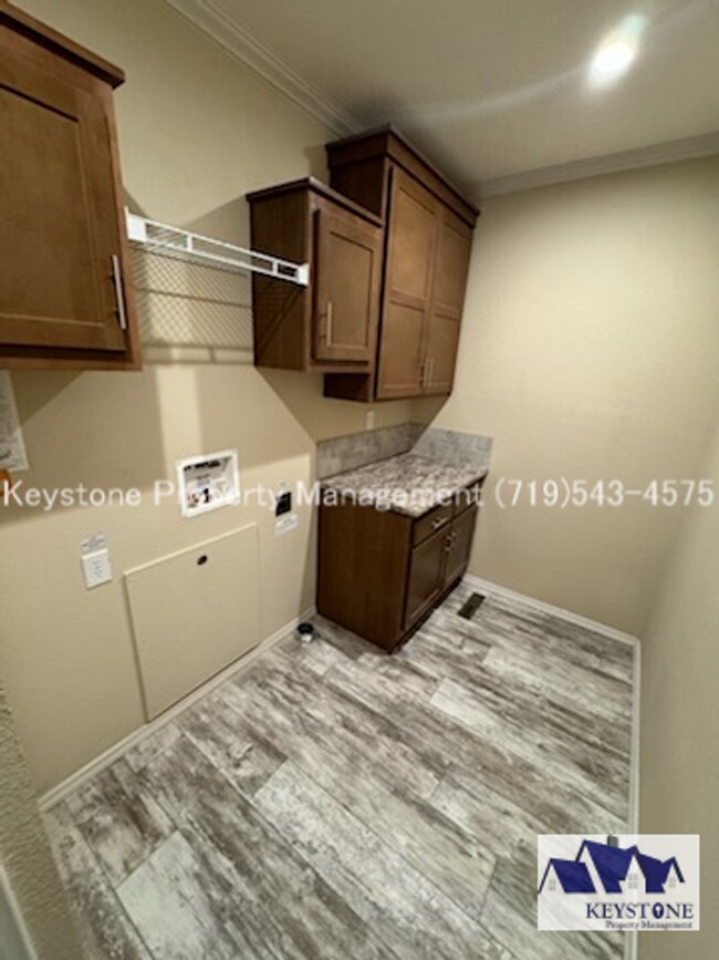 Building Photo - Upscale, Modern 4 Bedroom/2 Bathroom/2 Car...