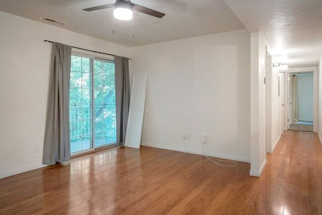 Building Photo - Top Floor Provo condo w private balcony