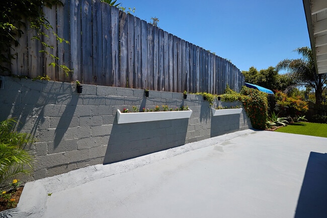 Building Photo - 2136 Foothill Dr