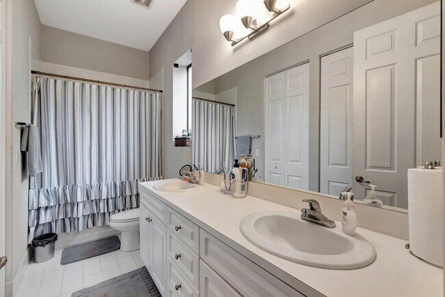 Building Photo - 2500 Venetian Ct