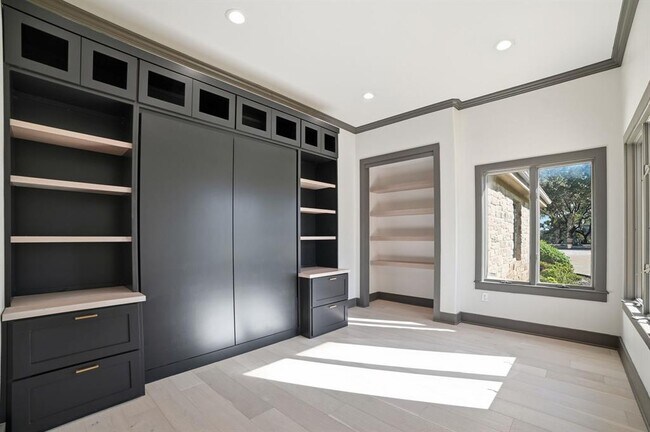 Building Photo - 2700 Marina Shores Dr