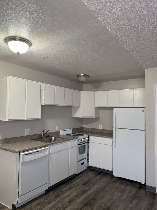 Building Photo - 4410 E Pikes Peak Ave