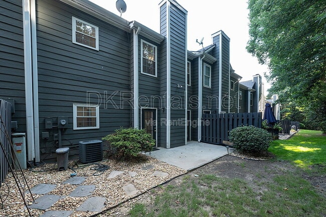 Building Photo - 2680 Pine Tree Rd NE