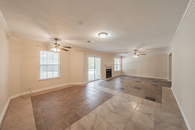 Building Photo - Spacious 5 Bedroom Home with Walk-Out Base...