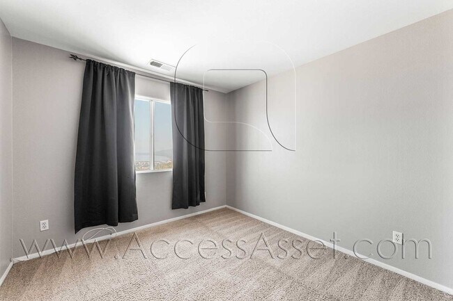 Building Photo - Large 4 Bed/3 Bath Home with an Incredible View!