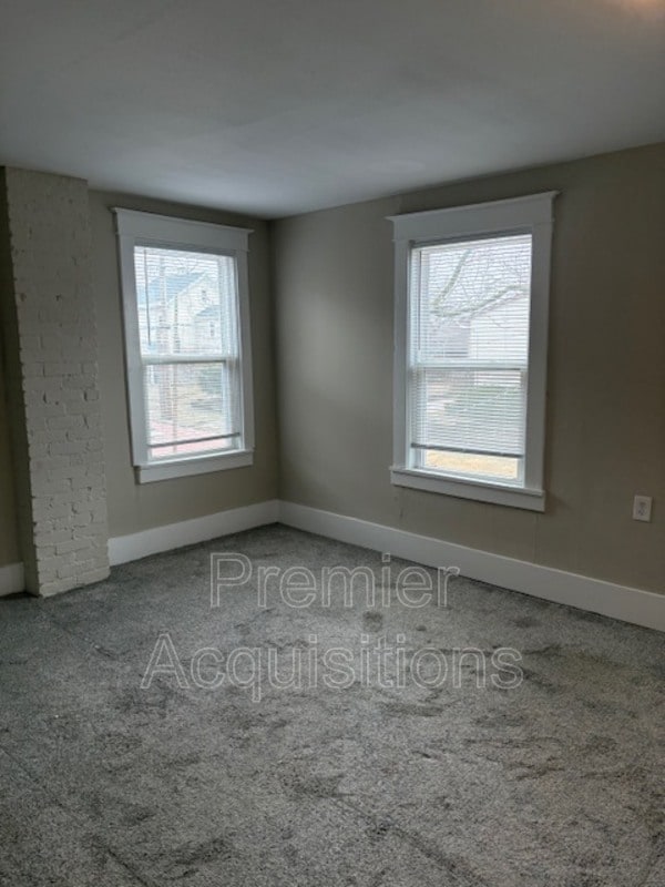 Building Photo - 404 E 8th St