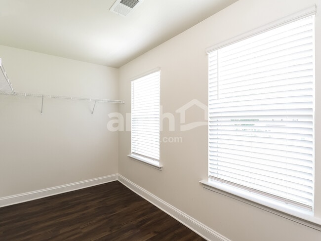 Building Photo - 559 Rivermist Dr