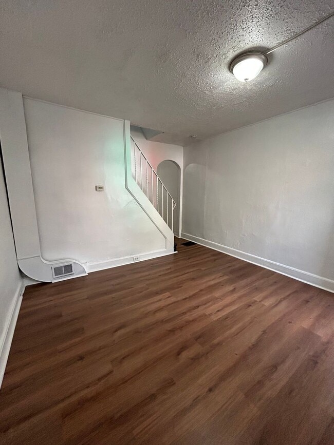 Building Photo - 2 bed 1 bath freshly renovated