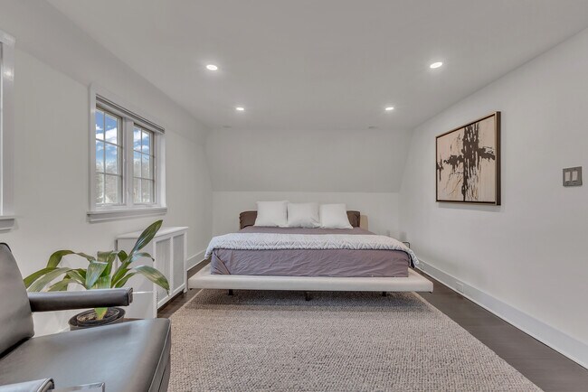 Building Photo - 42 Tanglewylde Ave