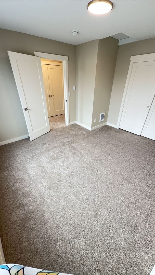 Building Photo - Chernishoff Seven Oak Luxury Duplex