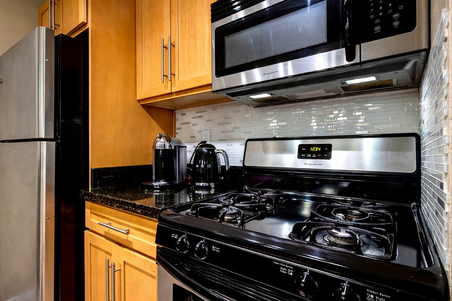 Building Photo - 18350 Hatteras St