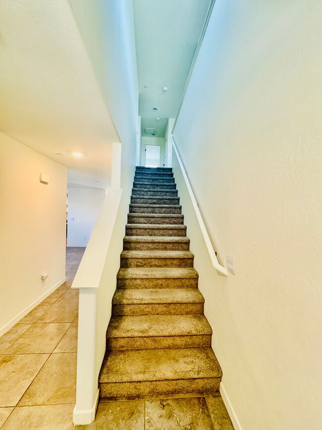 Building Photo - Huge 5 Bedroom + Den, 3 Bath Home Close to...