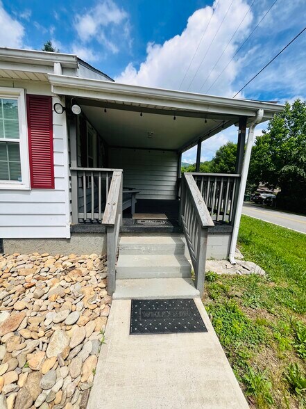 Building Photo - 305 Starnes Cove Rd