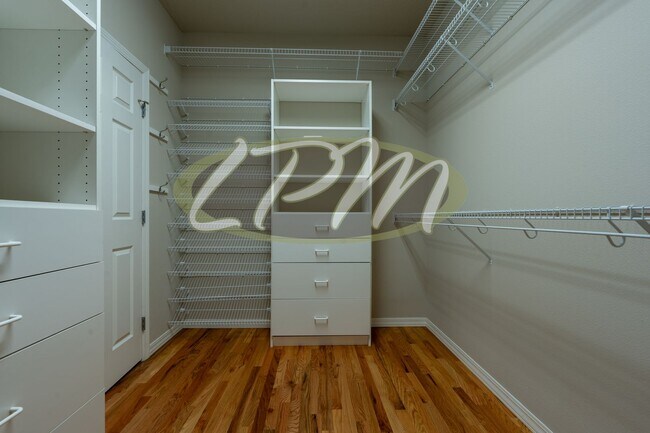 Building Photo - Spacious 3-Bedroom Home on 4.5 Acres – Pos...