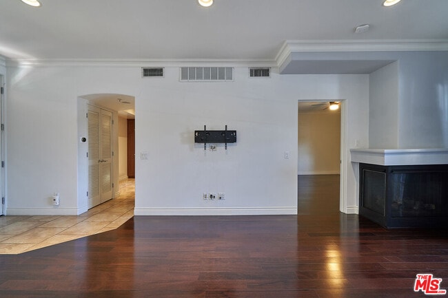 Building Photo - 851 N San Vicente Blvd